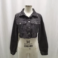 Dettaglio giacca di jeans grigio scuro con frange metalliche e bordo a taglio vivo - S / Nero