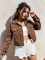 Detail einer braunen kurzen Denim-Jacke mit Silberknöpfen und Brusttaschen an einem Model - Dunkelbraun