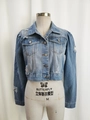 Détail de la veste en jean courte bleu clair avec finitions usées et manches bouffantes - S / Bleu
