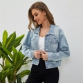 Kurze Damen Jeansjacke in hellblauer Waschung mit Brusttaschen und Metallknöpfen - S / Hellblau