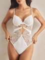 Nahaufnahme weißer Teddy-Bodysuit aus Spitze mit Bügel-Cups und Riemchen-Details - S / Weiß