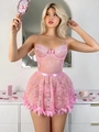 Dettaglio del ricamo floreale e del fiocco rosa sul completo intimo sexy in pizzo trasparente - S / Rosa