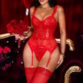 Completo intimo in pizzo rosso con reggicalze e calze abbinate su velluto - S / Rosso