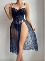 Dettaglio ravvicinato di lingerie in pizzo blu scuro con spalline in strass e spacco alto - Blu navy