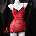 Camicia da notte sexy in rete rossa con pizzo e tessuto plissettato luccicante su un manichino - S / Rosso