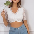 Detail von weißem Spitzen-Crop-Top mit gerafftem V-Ausschnitt und Wellensaum für Oktoberfest - Weißer Wellenkante Stil