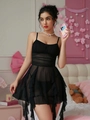 Dettaglio di lingerie sexy in rete nera con balze a strati su sfondo rosa delicato - S / Nero