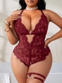 Dettaglio del body in pizzo bordeaux con scollo a V profondo, trame floreali e giarrettiere - 1XL / Borgogna