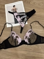 Detalle de conjunto de lencería de encaje negro con bordado floral rosa y detalle de perla - S / Rosa y Negro