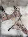 Détail d'un ensemble de lingerie en tulle brodé avec étiquette taille M sur tapis doux - S / Kaki