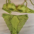 Grasgroene satijnen en bloemenkant lingerieset met beugelbeha en broekje met hoge taille - S / Groen