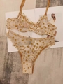 Set lingerie in mesh trasparente con cuori gialli e dettagli a volant - S / Top E Pantaloni / Nudo
