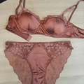Franse kant lingerie set met beugelbeha en bijpassende slip in donker metallic roze - S / Roségoud
