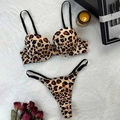 Ensemble de lingerie léopard sexy avec soutien-gorge et string sur tapis en peluche blanc - S / Léopard Jaune