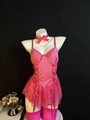 Ensemble de lingerie en dentelle rose avec satin, incluant body, choker et bas - Rose rouge