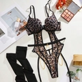 Vue à plat de lingerie léopard avec chaînes métalliques et bas noirs hauts au-dessus du genou - S / Imprimé léopard