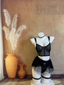 Dettaglio del set di lingerie in rete nera con catene dorate decorative e cinturini vari - XS / Nero