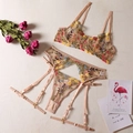 Driedelige lingerieset met bloemenborduurwerk, jarretelgordel en string in geel en rood - S / Khaki