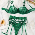 Dettaglio del set lingerie in pizzo verde scuro con reggicalze su seta bianca - S / Verde