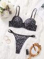 Ensemble lingerie léopard sexy avec soutien-gorge push-up et string sur fond plat - S / Vert Armée