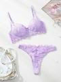 Vue détaillée d'un ensemble soutien-gorge et string en dentelle lilas avec broderie - Violet
