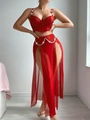 Détail de lingerie rouge en maille avec jupe fendue et chaîne de perles argentées - Rouge