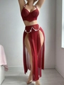 Dettaglio di lingerie rossa in rete con spacchi laterali e catene di perle eleganti - S / Borgogna