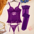 Elegante set di lingerie in pizzo viola con reggicalze, perizoma abbinato e calze autoreggenti - S / Viola