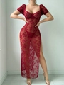 Detaillierte Nahaufnahme: Rotes Spitzenkleid mit Blumenmuster und hohem Seitenschlitz - S / Burgunderrot