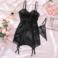 Completo intimo in pizzo nero con reggicalze su sfondo di seta rosa ed accessori - S / Nero