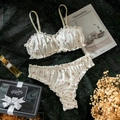 Dettaglio del set di biancheria intima in cotone bianco con stampa ciliegie e bordi a volant - S / Stampa Ciliegia