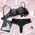 Detalle de conjunto de lencería de encaje negro con sujetador sobre seda rosa - S / Negro