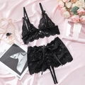 Ensemble de lingerie en dentelle florale noire avec nœuds sur fond de soie rose - S