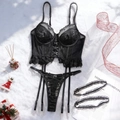 Ensemble lingerie en dentelle avec porte-jarretelles et décor de fête sur fond blanc - S / Noir