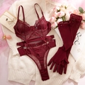 Dettaglio in piano di body in pizzo bordeaux con guanti in rete e accessori romantici - S / Borgogna