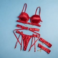 Rotes Dessous-Set mit Push-up-BH und goldenen Metallketten auf hellblauem Grund - L / Rot