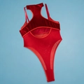 Sexy roter Samt-Body mit Mesh-Einsatz und Halter-Ausschnitt auf blauem Grund - S / Rot
