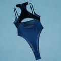 Dunkelblauer Body aus Samt und Mesh mit Neckholder-Ausschnitt und sexy Cut-out-Design - M / Königsblau