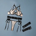 Set lingerie sexy in mesh con reggiseno incrociato, reggicalze e lacci per gambe beige e neri - S / Nudo