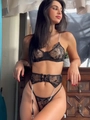 Gros plan sur l'ensemble de lingerie en dentelle noire avec chaînes en métal argenté - S / Noir
