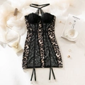 Vista detallada del vestido de leopardo con encaje negro y ligueros ajustables incluidos - S / Estampado de leopardo