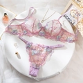 Dettaglio del set di lingerie in pizzo viola con ricami floreali e ferretto di supporto - S / Rosa Porpora