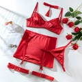Detail-Flachbild-Ansicht des roten Satin-Lingerie-Sets mit Spitze und passendem Zubehör - S / Rot