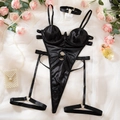 Detail eines schwarzen Satin-Bodysuits mit herzförmigem Ausschnitt und goldener Metallschnalle - S / Schwarz