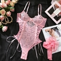 Body in pizzo rosa con ferretto e lacci incrociati su sfondo di seta nera raffinata - S / Rosa