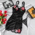 Detalle de lencería de malla negra con bordado de rosas rojas y diseño fruncido - S / Negro