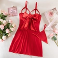Vue à plat d'un ensemble de lingerie en satin rouge avec dentelle, nœud et décor floral - S / Rouge