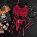 Ensemble de lingerie en dentelle bordeaux avec haut à armatures et porte-jarretelles sur soie - S / Bordeaux