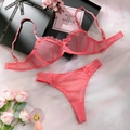 Conjunto de lencería de malla rosa con detalles de volantes sobre una caja de regalo de lujo - S / Rosa