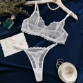 Détail d'un ensemble de lingerie en dentelle blanche avec soutien-gorge et string - S / Blanc